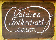 Valdres-Folkedraktsaum-Skilt